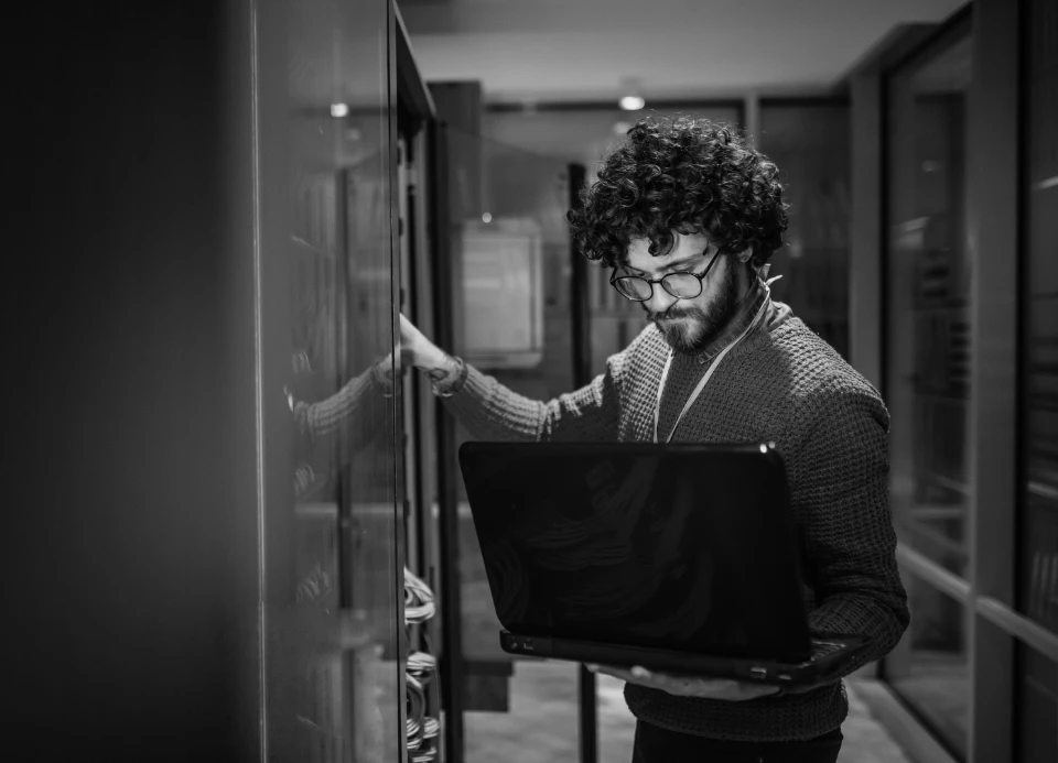 Home 16 Serwery i infrastruktura IT dla firm — mIT group