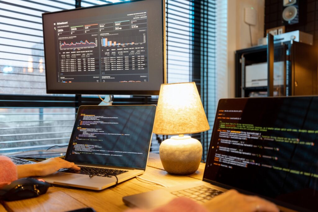 Home 21 Programistka pisze kod aplikacji dla firmy