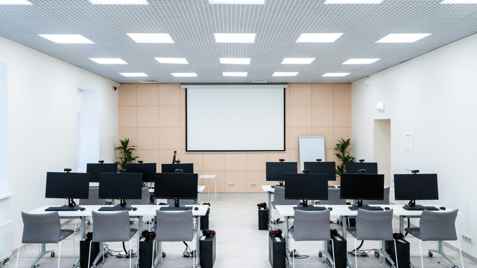 Home 1 Sala komputerowa w szkole z monitorami na stołach — obsługa informatyczna szkół